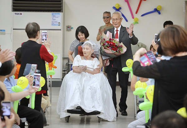  詹瑞东与太太韩水金（中）在区民活动中心举办婚礼。
