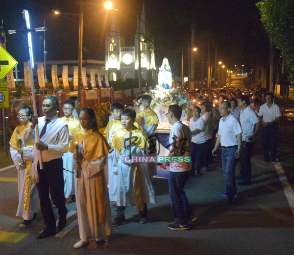 约千名教友参与阿依沙叻圣玛利亚堂主保弥撒后的烛光游行。