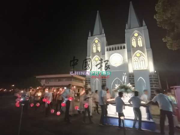 游行队伍经过阿依沙叻圣玛利亚老教堂前，走一趟小朝圣。