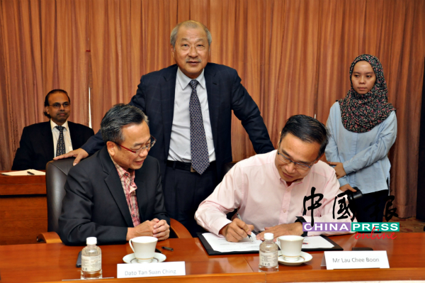 刘志文（坐者右起）及陈川正代表医院理事会，在李典和（站者左）的见证下，签署合约。