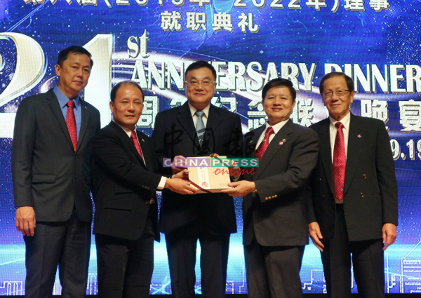 中国江苏省人大常委会副主任刘捍东（中）回赠纪念品。