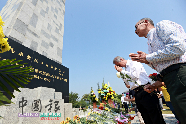 许多年逾七旬的老战友/老国人亲到“马来西亚抗日英雄纪念碑”追思大会上献花，以祭为和平捐躯的英灵。