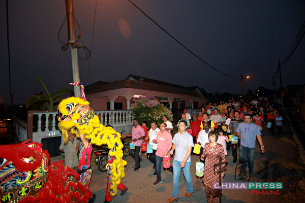 芙蓉芭蕾新村村委会举办中秋晚会，行动党各级议员与村民提灯游行。