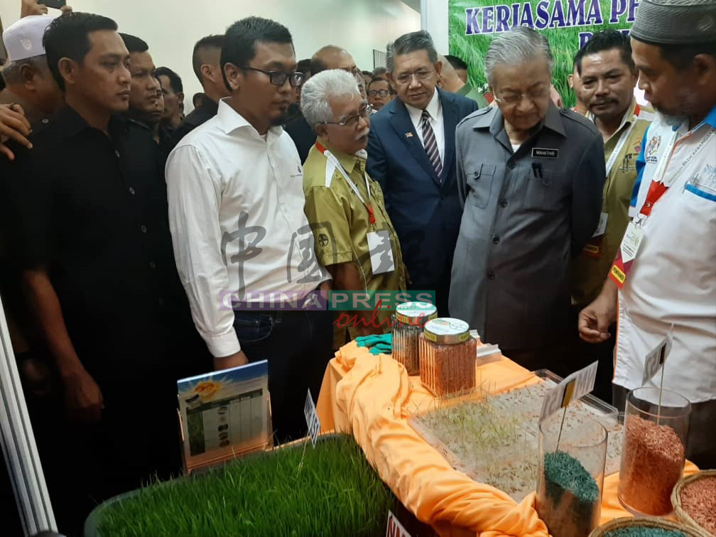 马哈迪（右2）为2019年国家稻米大会主持开幕后，参观各稻业公司摊格产品。
