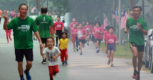 不受烟霾下雨影响 400人完成大马日马拉松赛