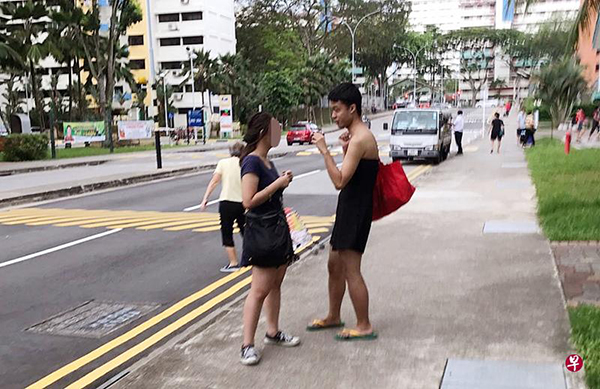 被告被公众拍到穿黑色裙子骚扰女郎。（档案照）