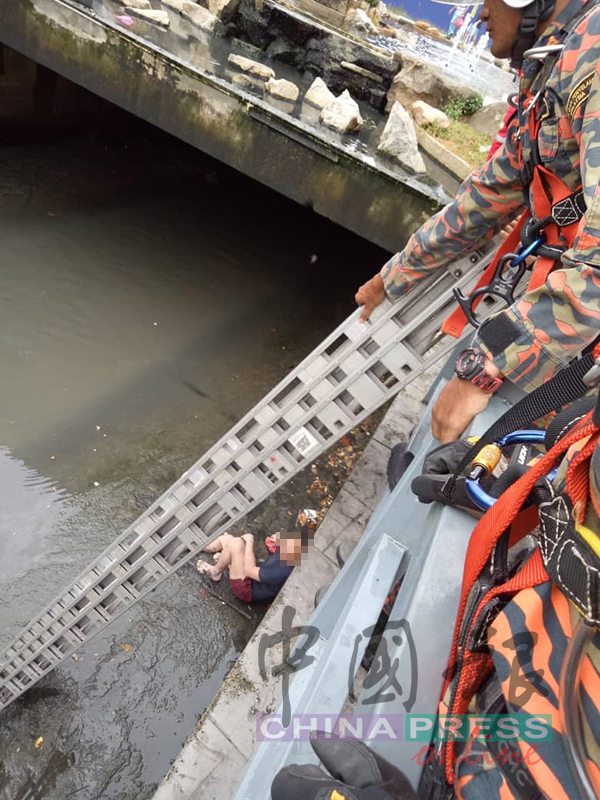 新加坡籍男子跌入大水沟后，一直坐在桥底下，最终由消拯员将他救起。