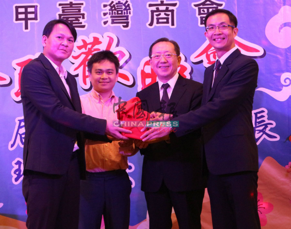 卸任会长吴志坚（左）在陈宏霖及徐大卫的见证下，移交职权给新任会长杨博钧。
