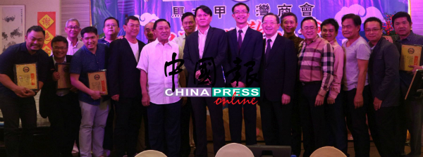 马六甲台湾商会新理事成员、顾问团与嘉宾；前排左5起为陈宏霖、吴志坚、杨博钧及徐大卫。