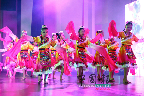 芙蓉振华小学呈献藏族舞“吉祥欢歌”。