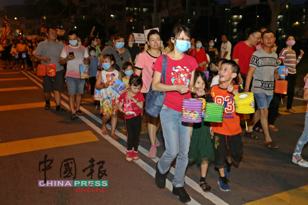 尽管烟霾导致空气污染指数处于不健康水平，无阻市民参与游行的热诚，大会也贴心派发口罩给参与者。