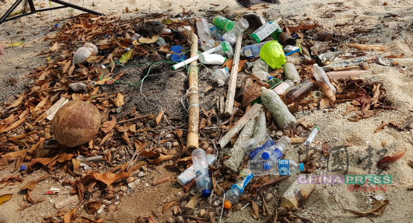 岛上堆积不少垃圾，部分相信是随着海水冲上岸，包括塑料瓶等。