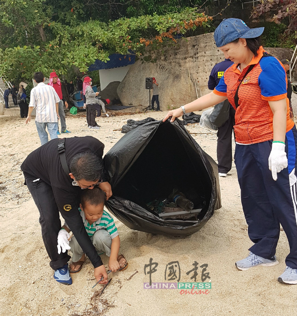 清理沙滩，人人有责，小孩也参与活动，为环境清洁出一分力。