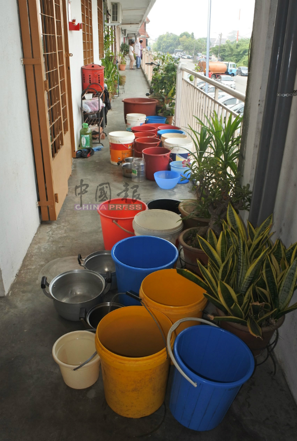 组屋居民准备了多个可盛水的容器，等待派水。
