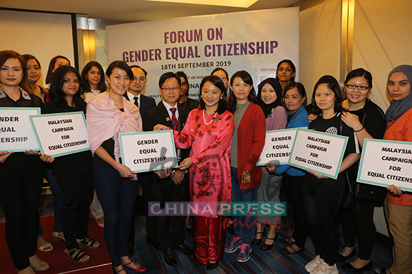 杨巧双（左5）出席性别平等取得孩童国籍论坛开幕礼，并向在场母亲讲解政府正努力解决此问题。
