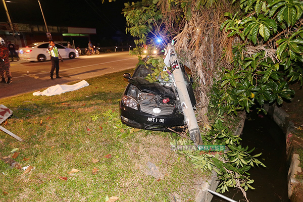 司机失控猛撞路旁电灯柱，当场身亡。