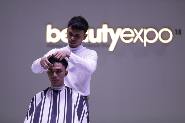 Barber是个专为男性提供理发服务的理发师。