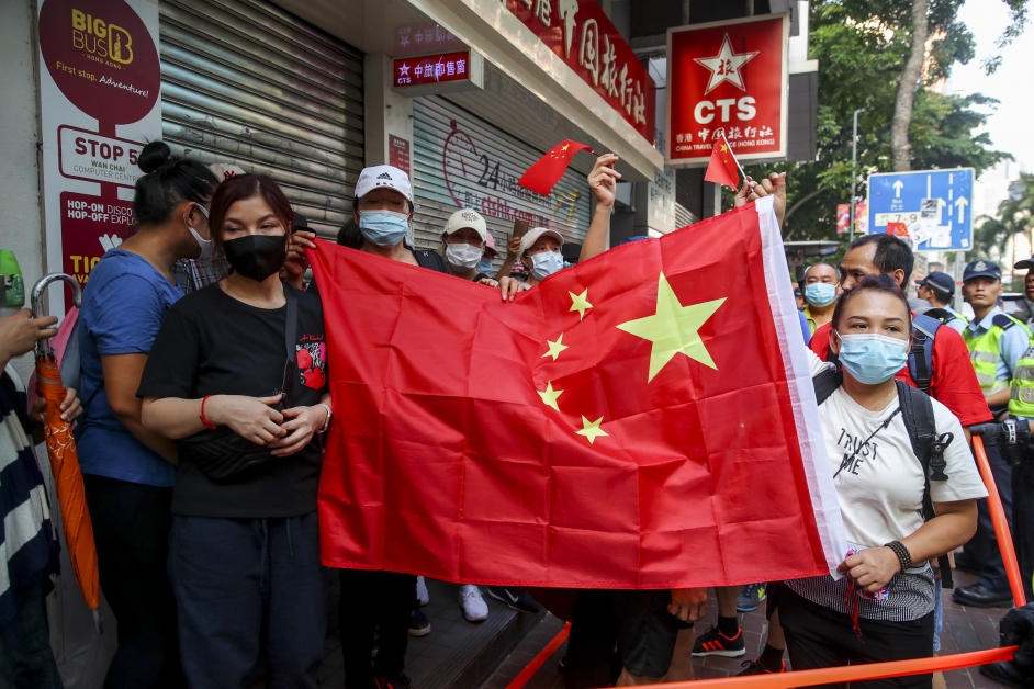 香港民众周二在国庆当天举起中国五星旗。（欧新社）