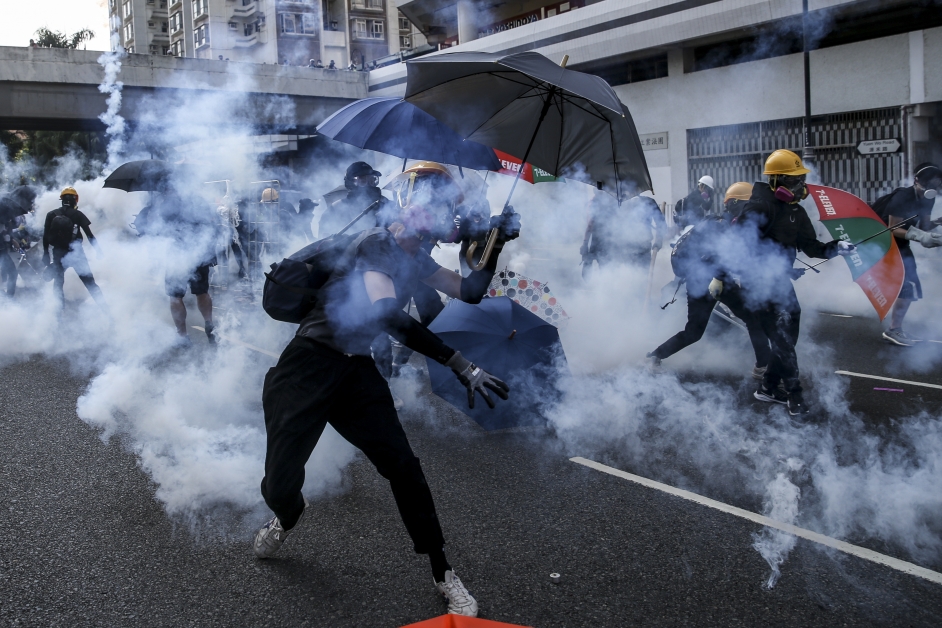 警方发射催泪弹，示威者丢回去。