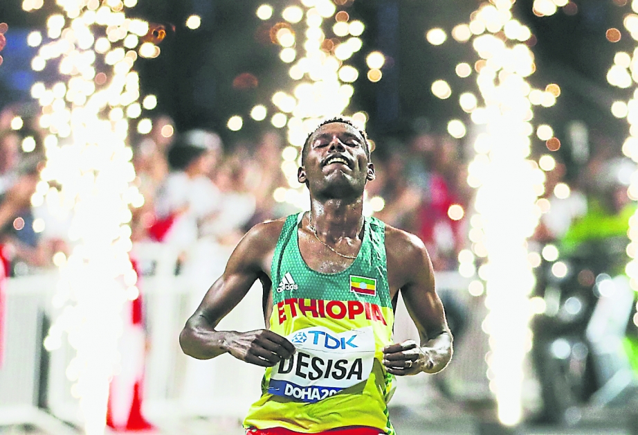 埃塞俄比亚选手德西萨夺得男子马拉松金牌。（欧新社）