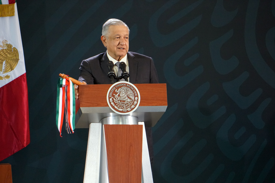 墨西哥总统奥夫拉多尔周五在瓦哈卡记者会上讲话。（欧新社）