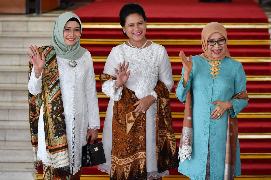 印尼第一夫人伊丽雅娜（中）、新任副总统夫人吴莉（左）和前副总统卡拉夫人慕菲达出席典礼。（欧新社）