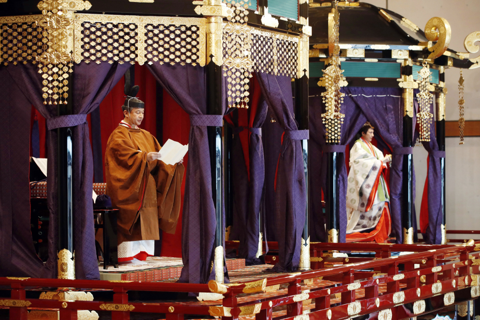日本天皇德仁（左）在“高御座”发表即位致辞。右为皇后雅子。