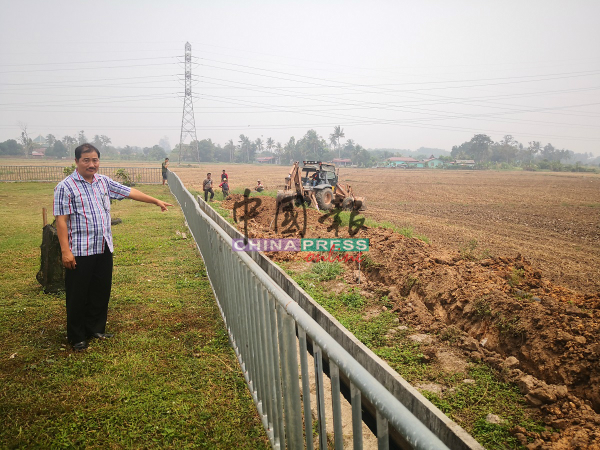 黄金城指新发展计划兴建的围栏，导致稻田没有进出口。