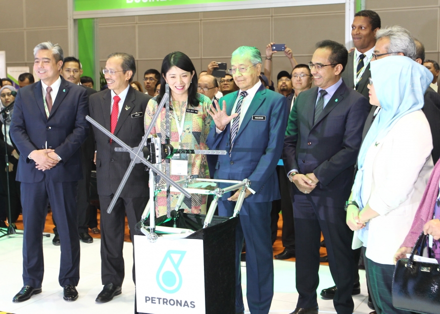 马哈迪（左4）在2019年国际绿色科技和生态产品展览会上，推介马石油屋顶太阳能产品，左2起为莫哈末阿兹哈和杨美盈。