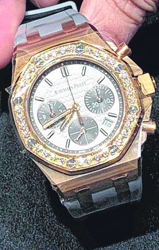 遗失的手表是黄先生于半年前购买，价值近21万令吉。