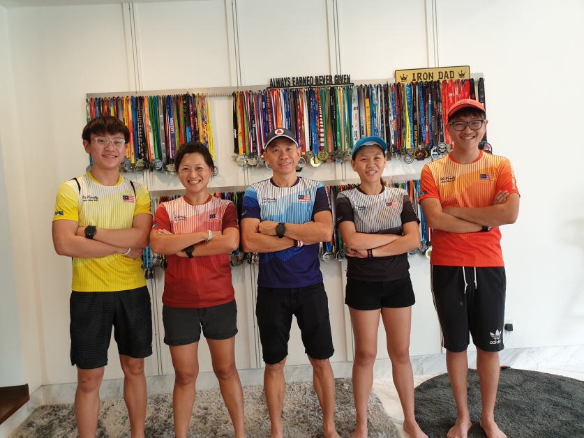 张家近年来积极参加国内外赛事，累积了不少战利品，左起为张维轩、罗淑芬、张汉伟、张芷恩和张维鑫。