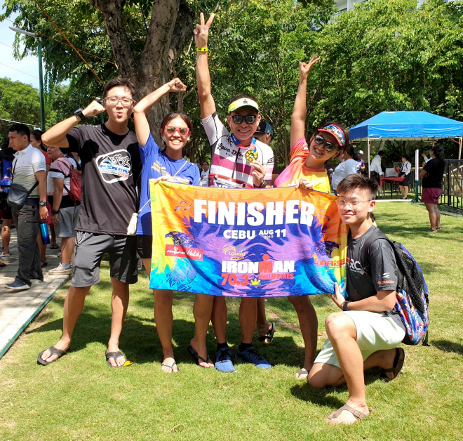 张家五口的足迹遍布国内外铁人赛事，这是他们今年8月到菲律宾宿雾参加IRONMAN 70.3半程赛。
