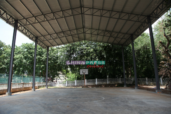 增设遮盖后的篮球场，适合成为爱极乐新村居民举办社区活动的地点。