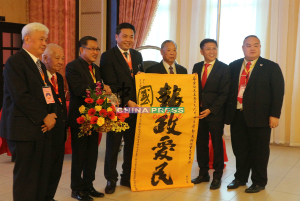 大会赠送纪念品给开幕嘉宾郑国球（左4）。