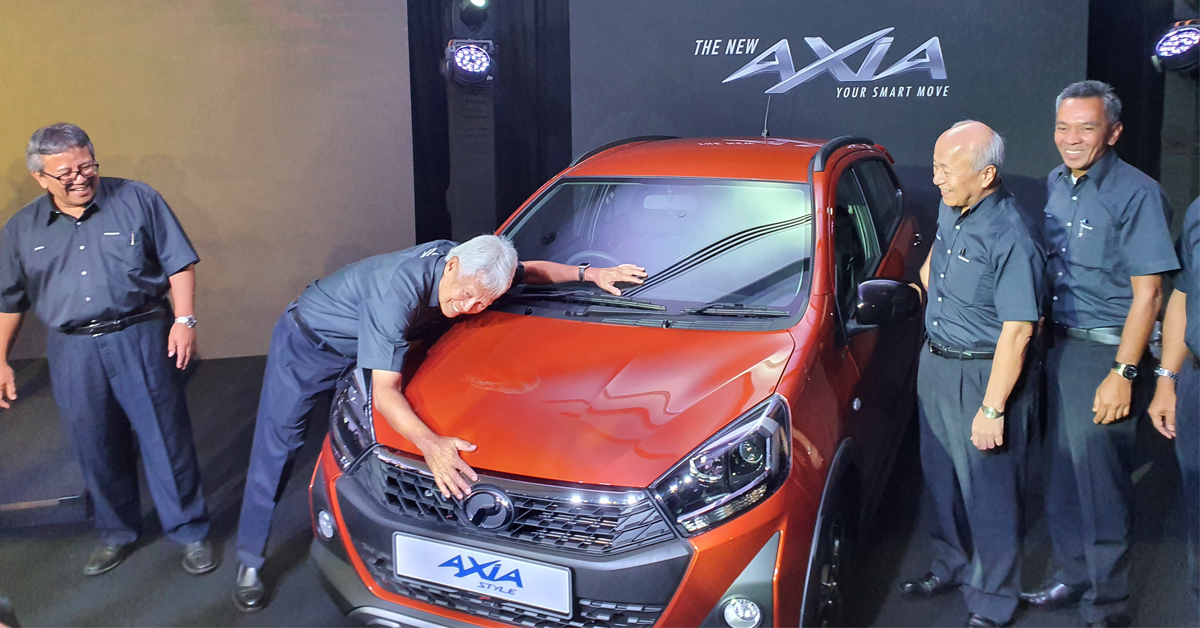 第二国产车主席丹斯里阿斯末（左）在推介小改款Axia时，“拥抱”这部新车。