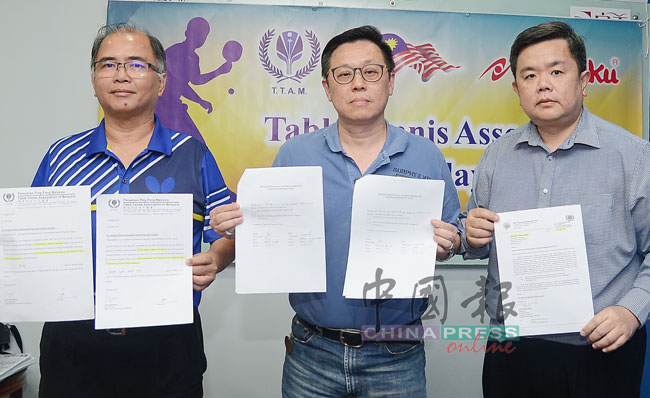 陈君亮（中）联同秘书杨立勤（右）和财政张福宝（左）出示何盈与可人签署两份信件。