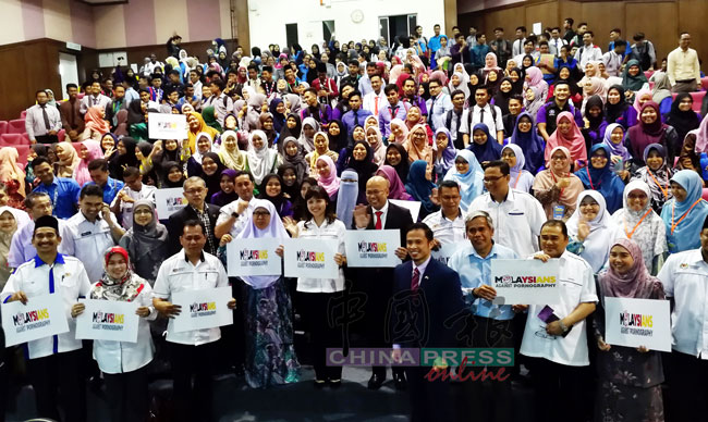 张念群（前排左5）到登嘉楼马来西亚大学出席活动后，与现场众多参与者开心合照。