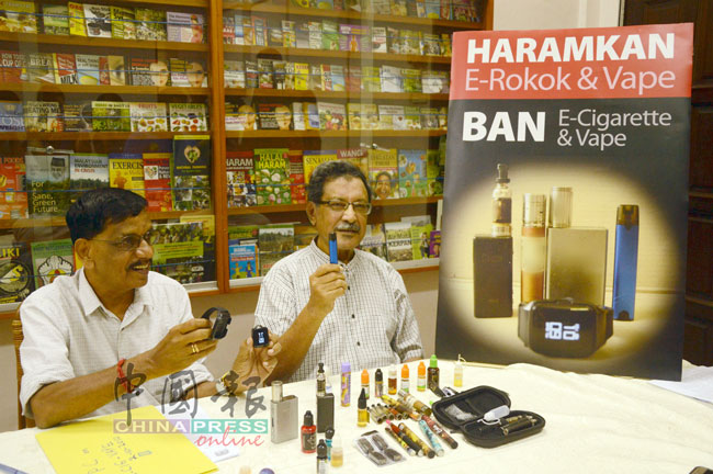 苏峇若（左起）及莫希丁展示各类型电子烟，希望政府全面禁止这些危害健康的产品。