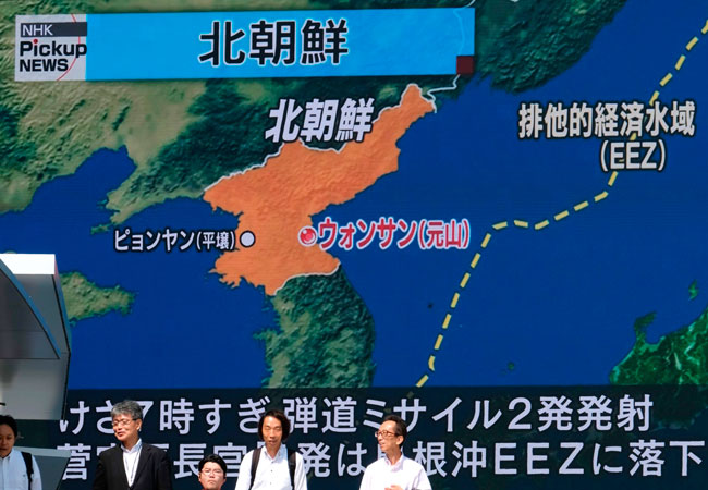 日本东京一处大萤幕周三显示有朝鲜的疑似弹道导弹落入日本水域的报导。（法新社）