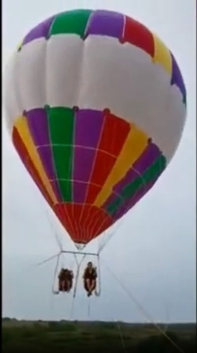 这对母子乘坐景区游乐场的大型氢气球一刻。