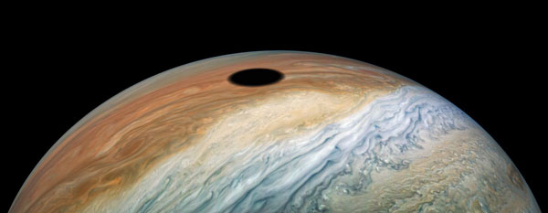 木星表面出现巨大黑色圆形区域，是木卫一遮蔽日光投射而成。