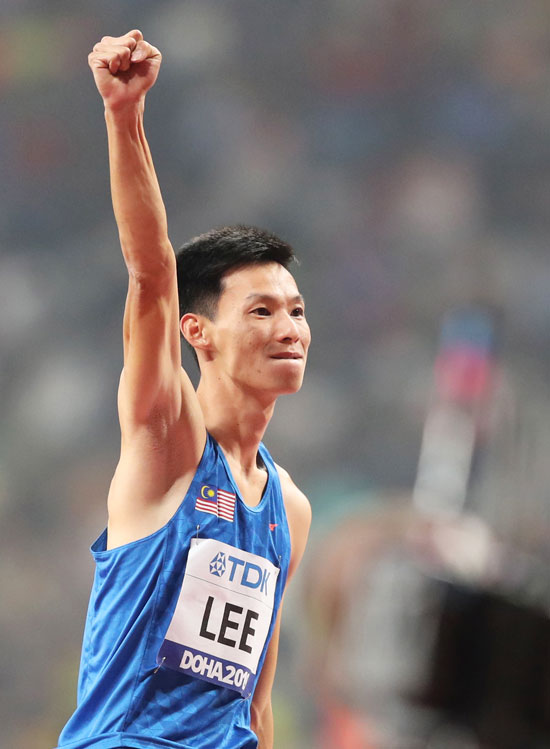李合伟在挑战2公尺27成功后握拳庆祝，可惜他最被被卡在2公尺30的高度上。（欧新社）