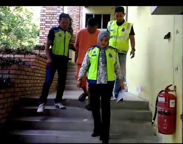 嫌犯周六被警方押往淡马鲁法庭申请延扣令。 