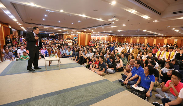 李昌钰（左）时隔8年后再次来马演讲，吸引大批粉丝出席，一些出席者在满座下选择坐在地上聆听李博士发言。