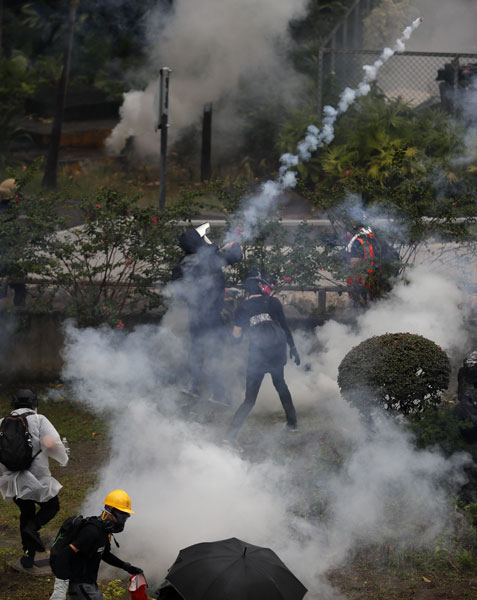 警方发射催泪弹驱散示威者。