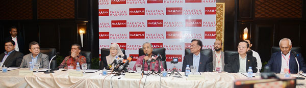 马哈迪（中）主持记者会。左起为佐哈里阿都、赛夫丁阿都拉、莫哈末沙布、旺阿兹莎、安华、林冠英和尤索夫耶谷。