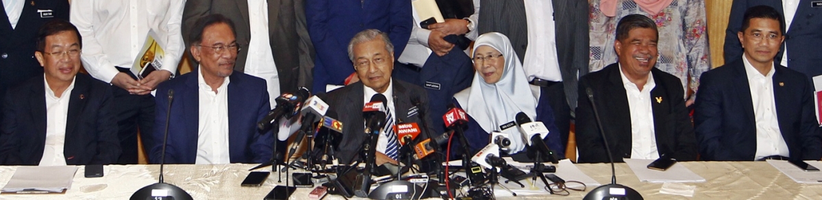 马哈迪（左3）主持希盟最高中央理事会会议后，向媒体发表谈话。左起为陈国伟、安华、旺阿兹莎、莫哈末沙布和阿兹敏阿里。