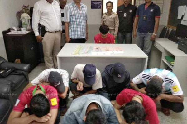 泰国警察去年在布里武里府瓦解的非法足球赌博中心。（曼谷邮报）