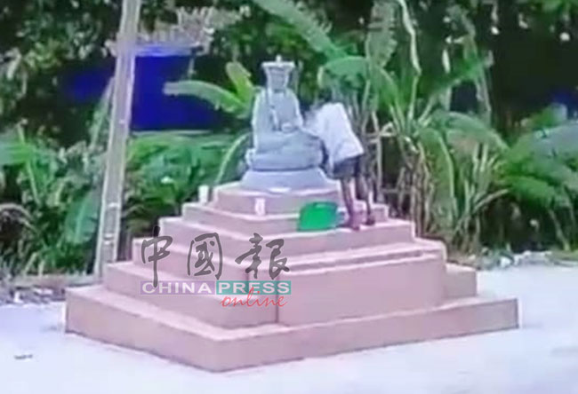 闭路电视拍摄到一名疑是精神病者为地藏王石雕开光。