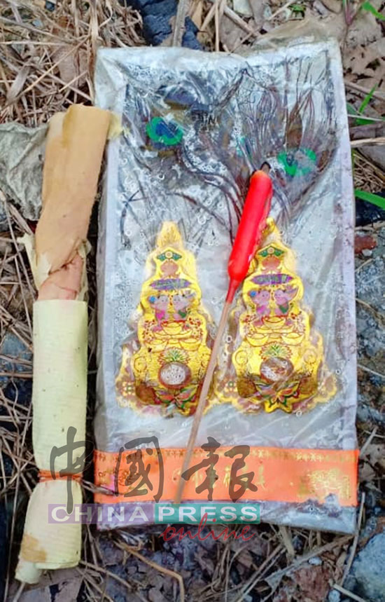 地藏王石雕上留下这些拜神物品。